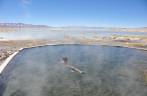 Maravilhosa piscina de águas quentes a quase 4.500 metros de altitude e temperatura externa próxima do 0 graus, no caminho para a Laguna Colorada, na Bolívia